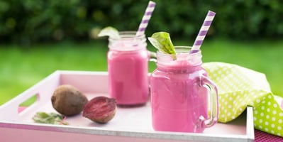 how-to-make-vegan-detoxifying-glowing-beet-and-berry-smoothie
