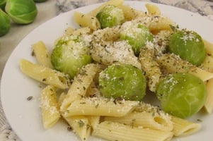 vegan-parmesan-cheese-on-noodles