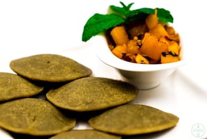 Lentil Spirulina Rice-Cakes-with mango chutney and mint